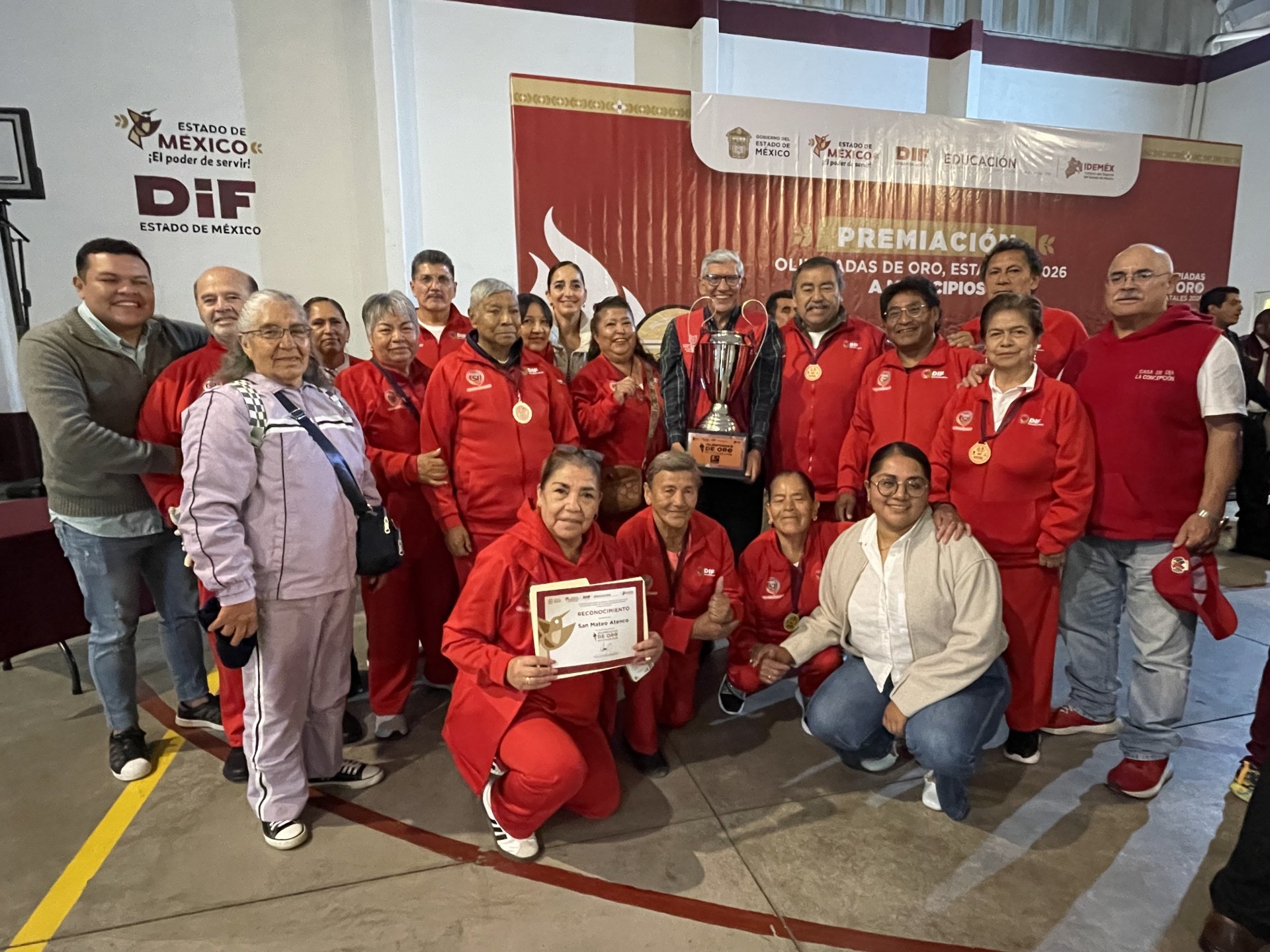 Entrega trofeo 3er lugar Olimpiadas de Oro